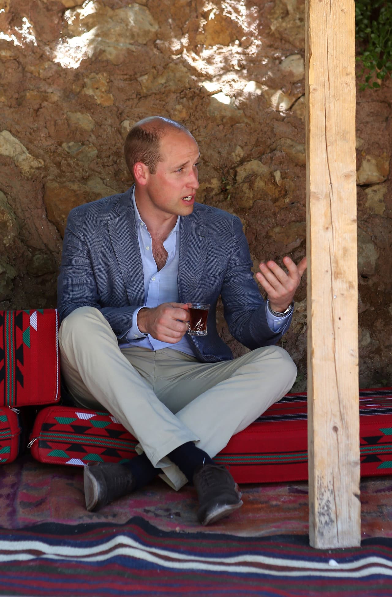 “(Kate) Lamenta no poder estar aquí conmigo debido al reciente nacimiento de nuestro hijo Louis, pero ella y su familia recuerdan con mucho cariño los casi tres años que vivieron aquí”, dijo William.
<br>