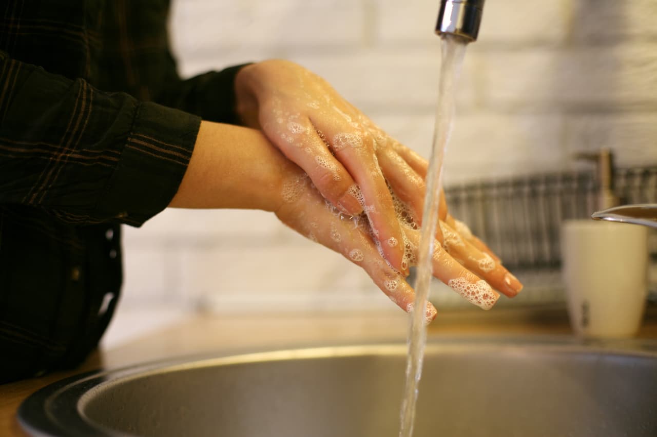 La técnica es muy importante. Hay que mojar bien las manos, frotarlas vigorosamente con suficiente jabón durante al menos 20 segundos (o el equivalente a la canción de cumpleaños), enjuagarlas con mucha agua y secarlas con una toalla limpia o al aire.