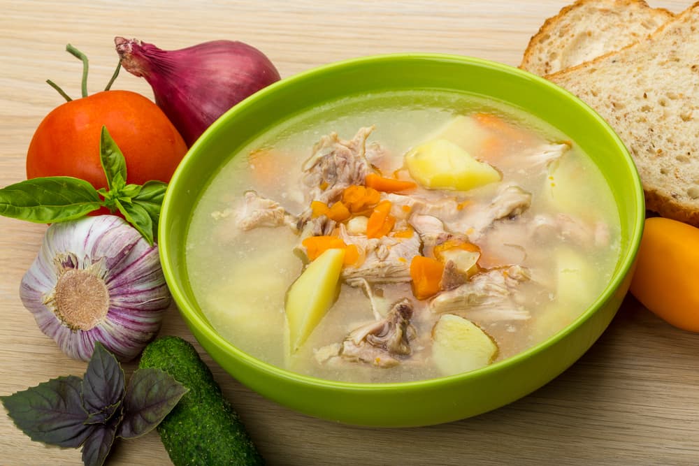 Sopa de pollo: un buen caldo de pollo te ayudará a calmar el estómago de los estragos de la noche.
<br>