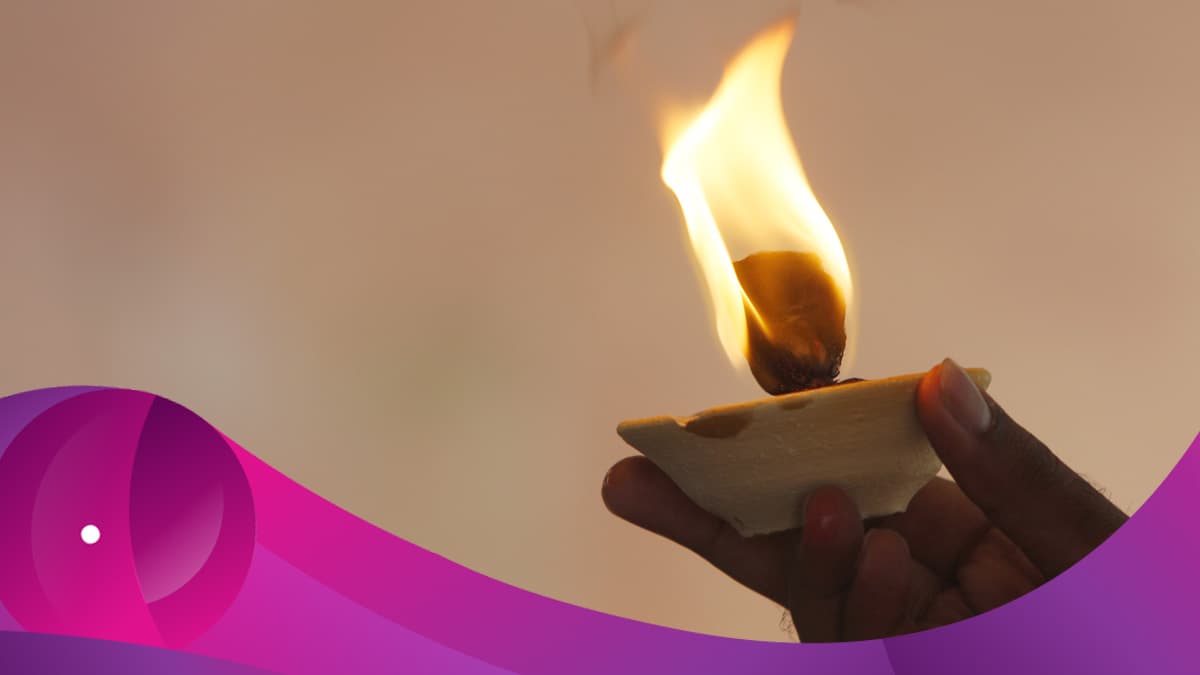 ¡Fuego para eliminar las energías negativas! Considerada por sus practicantes como un regalo a la humanidad el Agni hothra o ceremonia de purificación por el fuego, es una de las contribuciones más interesantes procedentes de la antigua sabiduría de la India, dentro del campo de la bioenergía y la armonización entre el ser humano y el ambiente.
