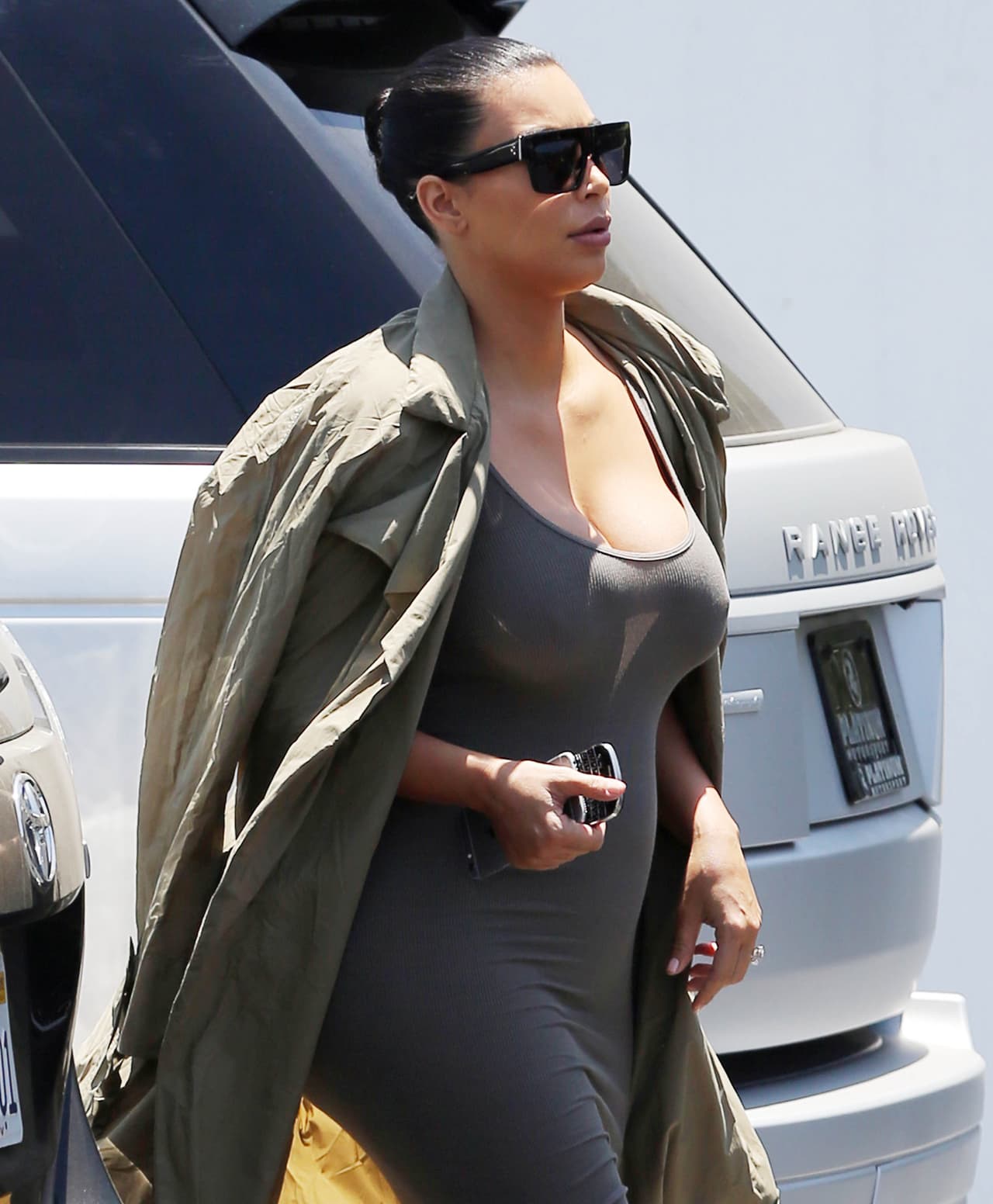 ¿Te gusta cómo luce con este vestido ajustadito?