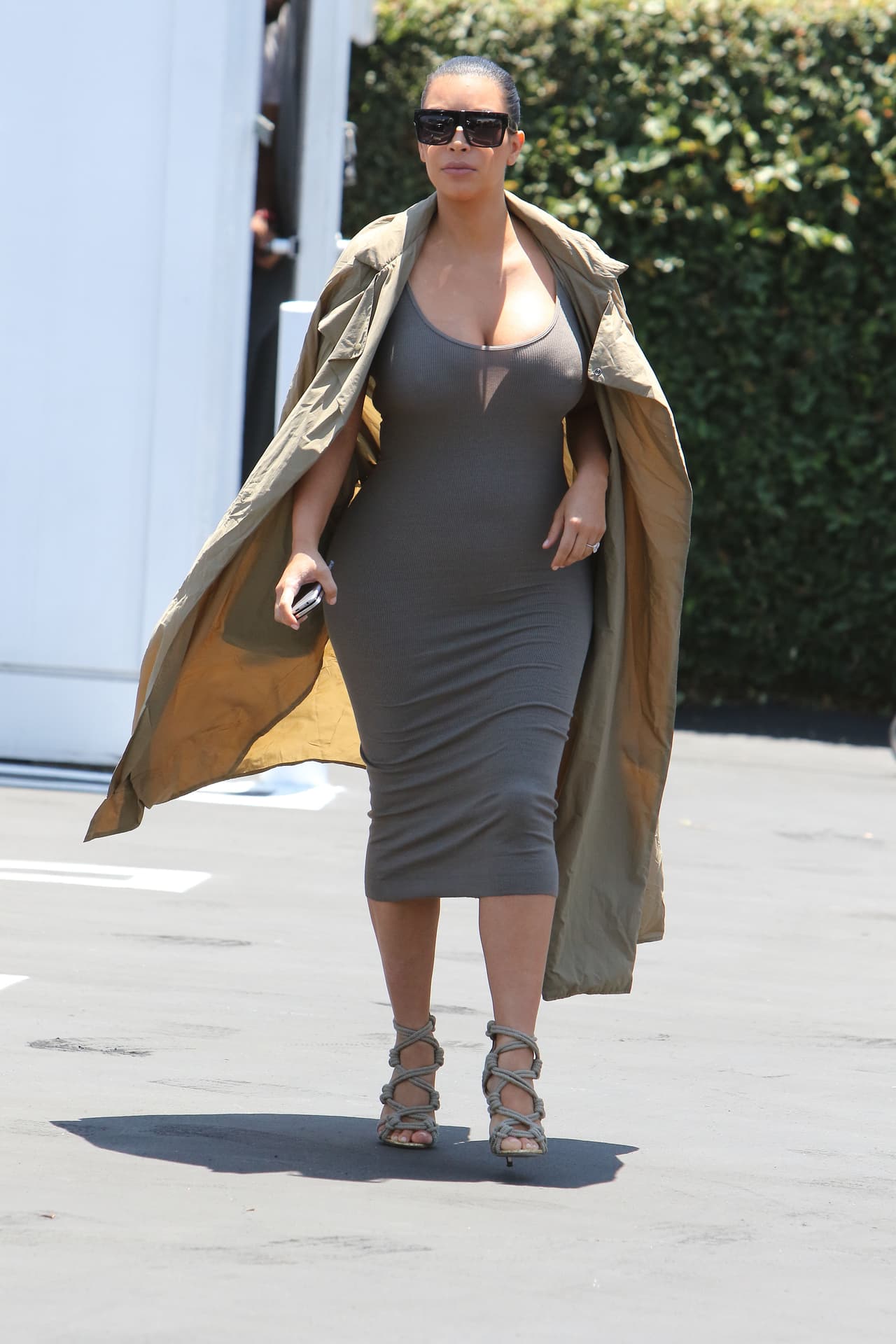 Ahora que subirá algunas libritas de más, ha optado por usar largos y amplios abrigos.