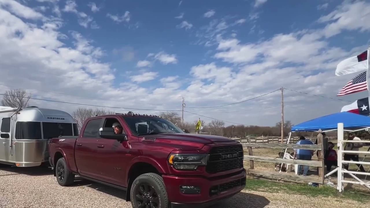 Esta 
<a href="https://www.univision.com/local/san-antonio-kwex/convoy-inmigrantes-frontera-texas" target="_blank">caravana de tráileres</a> y otros tipos de vehículos se encuentra en una iglesia y rancho en el poblado de Quemado, Texas. Algunas organizaciones a favor de la inmigración se han pronunciado en contra de la causa del convoy, que está en contra de los cruces en la frontera. Así comenzaron a llegar a la frontera texana.