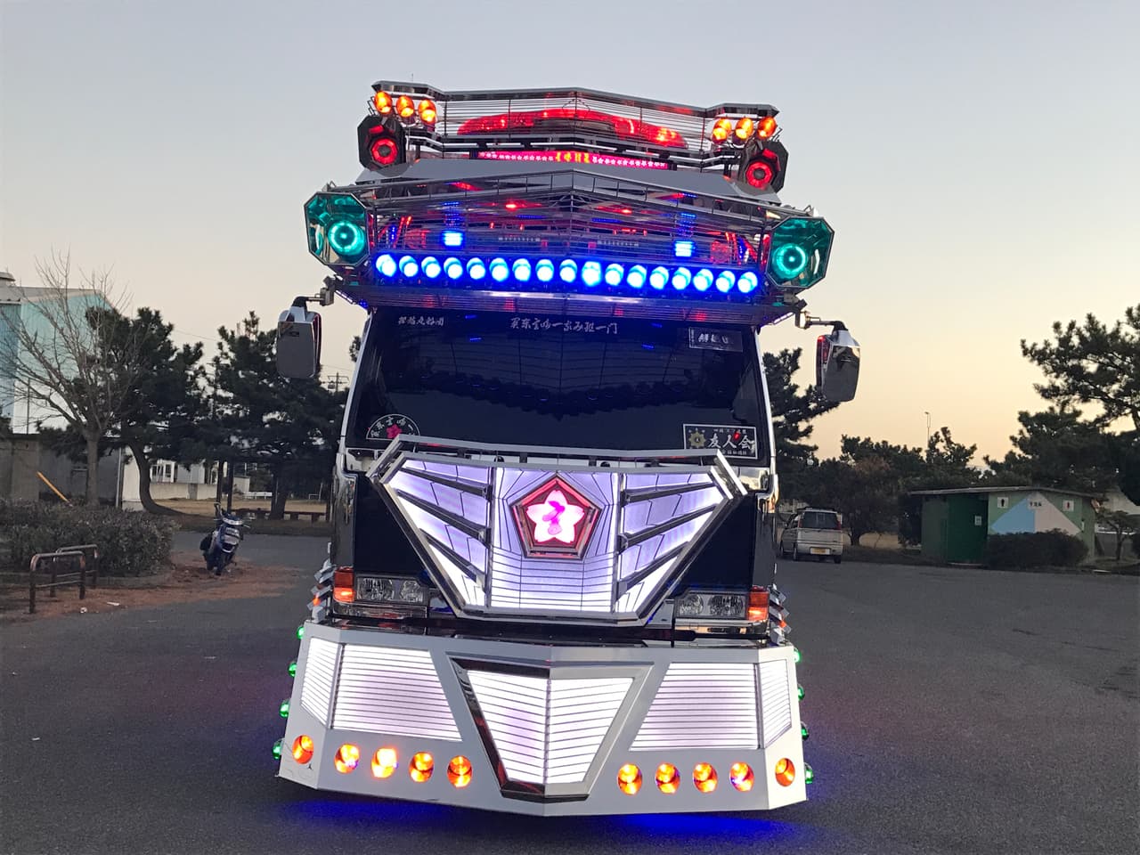 Como suele pasar en todo lo referente a la personalización de vehículos, es un hobbie caro, considerando que
<b> al menos este ejemplar cuenta con interiores Louis Vuitton</b>. Si visitas Japón y te encuentras con uno de estos no te asustes, pues conociste una parte esencial de la cultura de ese país.