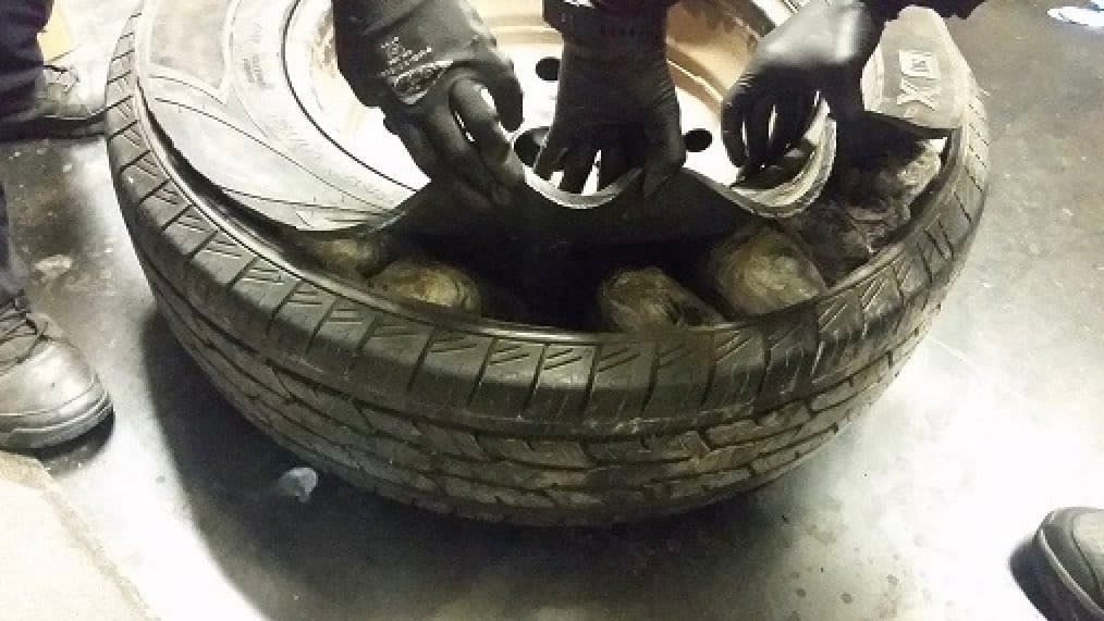 Las llantas de los vehículos son lugares comunes donde los traficantes esconden la droga. El reporte mensual de CBP indica que en Arizona reina la mentafetamina con 14.8 kilos incautados en lo que va del año fiscal 2022, seguida por el fentanilo con 3 kilos. La marihuana es la que menos incautan luego de la legalización.