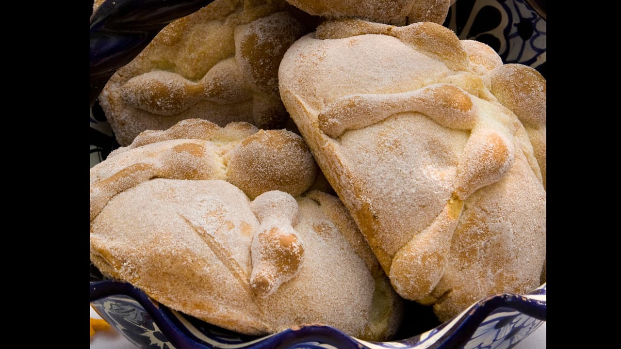 Se dice que cuando llegaron los españoles a México sustituyeron una ofrenda sangrienta por un pan dulce. El Pan de Muerto representa el recuerdo del cuerpo físico que ya no está.