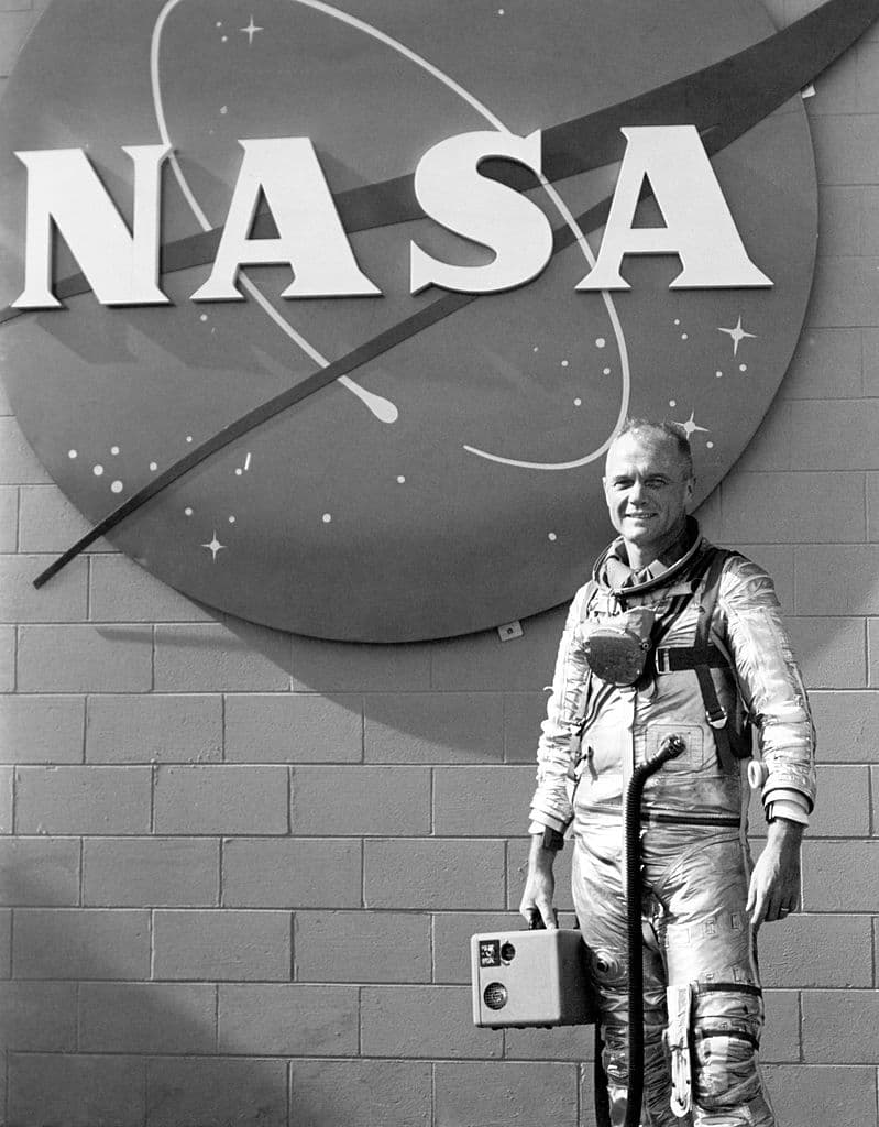 Glenn durante un entrenamiento poco antes de despegar a bordo de la nave Friendship 7 para orbitar la Tierra. (Foto de la NASA vía Getty Images)