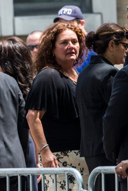 Familiares y amigos de James Gandolfini se dieron cita el día de hoy en la Catedral de San Juan el Divino, en Manhattan, para darle el último adiós al actor quien perdió la vida en Roma, Italia, mientras disfrutaba de unas vacaciones al lado de su hijo Michael. A la ceremonia asistieron poco más de 500 personas y sus amigoas más cercanos dedicaron palabras emotivas al actor de la serie “The Sopranos”. Aquí los videos más chismosos.