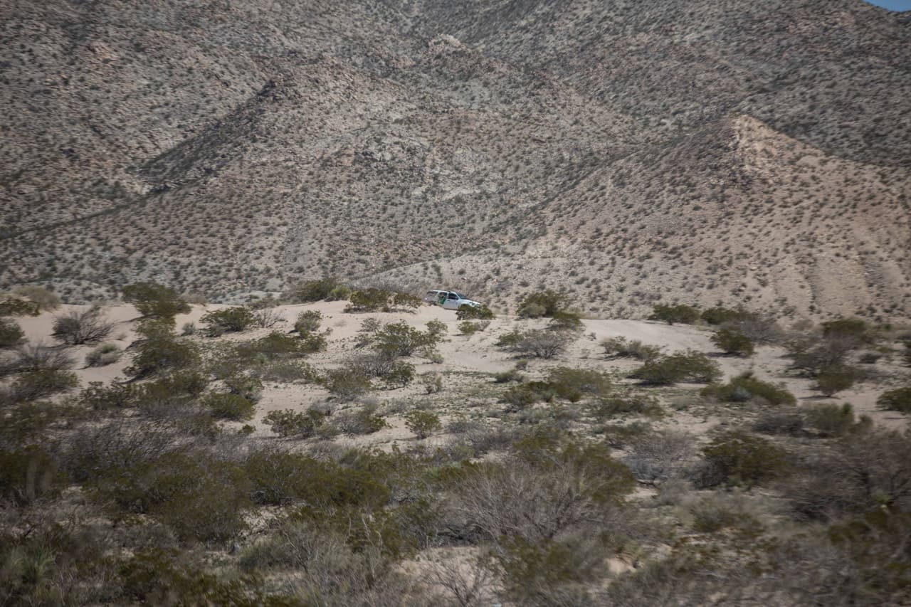 En un tramo de la zona de Santa Teresa, en Nuevo México, el muro de acero se acaba y el camino queda abierto y es aprovechado por los inmigrantes indocumentados para cruzar. En la imagen, una patrulla fronteriza vigila el área.