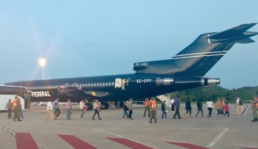 Tras controlar un motín en el avión en el que serían trasladados, México deporta a 81 migrantes haitianos