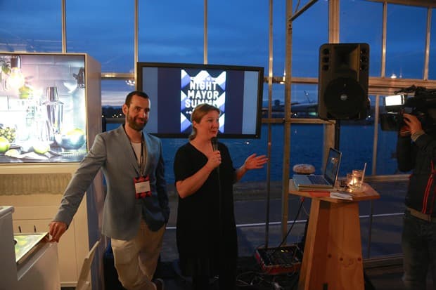 Maud De Vries de CycleSpace y Mirik Milan —alcalde nocturno de Amsterdam— anuncian la inauguración del proyecto del Alcalde del Ciclismo el viernes 22 de abril de 2016.