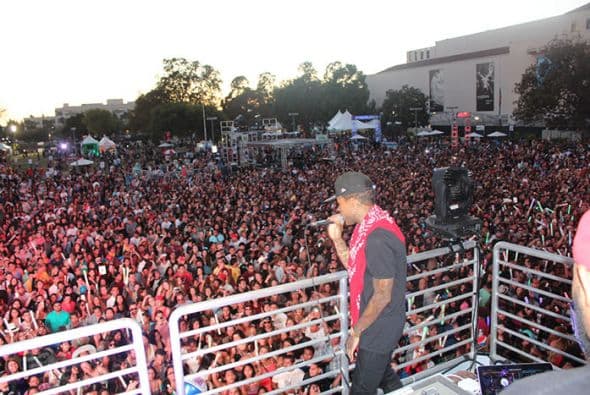 Kid Ink performed high above the crowd from the Coors Light stage! See exclusive pics of his high energy performance!