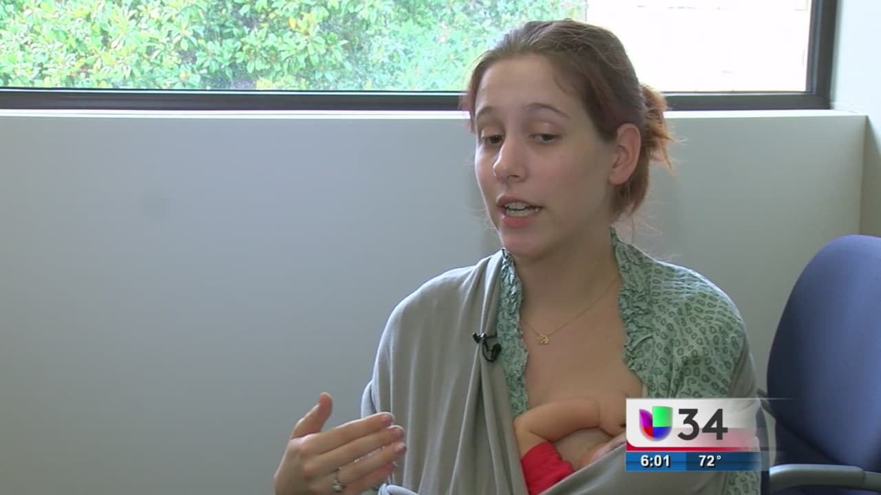 Oficial pide a mujer que deje de amamantar a su hijo