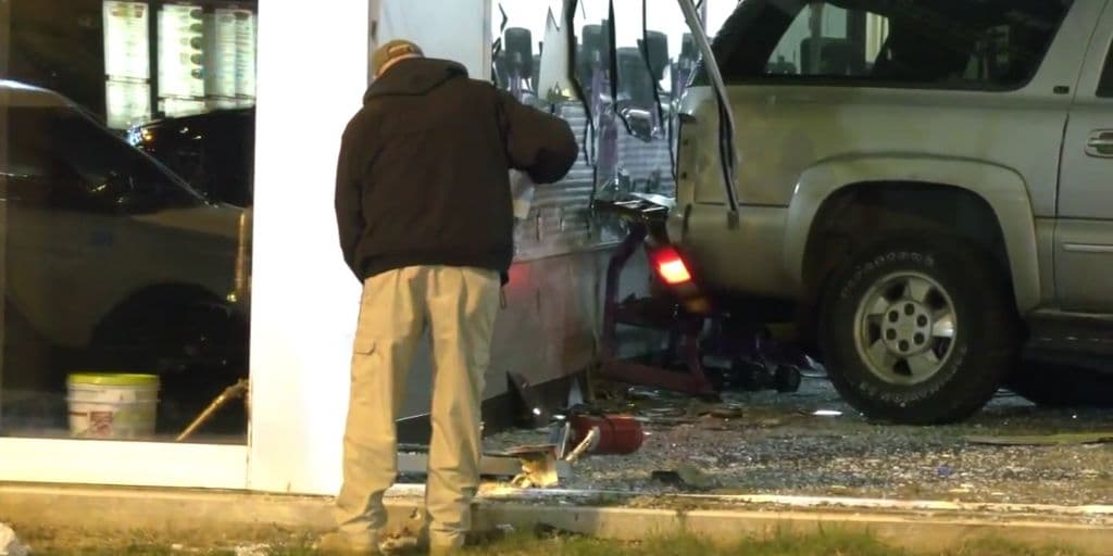 La policía ahora está tratando de reconstruir lo que condujo exactamente a este accidente.