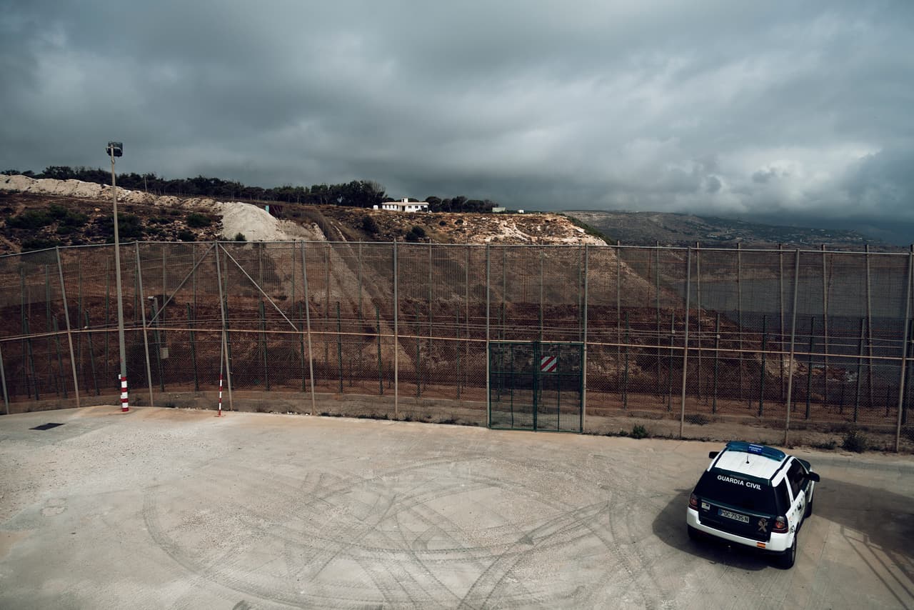 La barda, cubierta con alambre de púas, es monitoreada por cámaras de seguridad y sensores de movimiento. Superarla es la meta de cientos de migrantes que intentan cada año llegar a Europa desde lugares tan lejanos como los países de África Subsahariana o Siria.