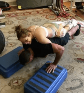 Alex Rodríguez descubrió que el gran secreto de belleza de Jennifer López es descansar, mínimo, ocho horas diarias. Su rutina incluye además ejercicios y comida sana. "Casi no toma nada de alcohol", dijo el expelotero.