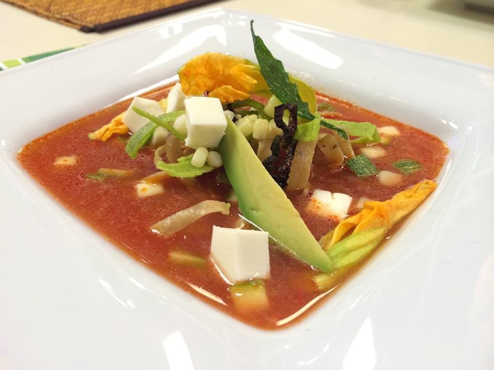 Omar Sandoval nos preparó una sopa de tortilla con un sabor especial.