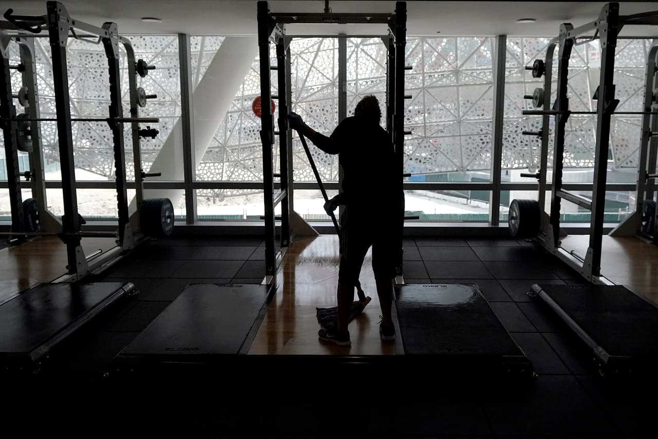 Los gimnasios deben tener personal de limpieza que desinfecte las pesas y los aparatos varias veces al día o cuando un cliente termine de utilizarlos.