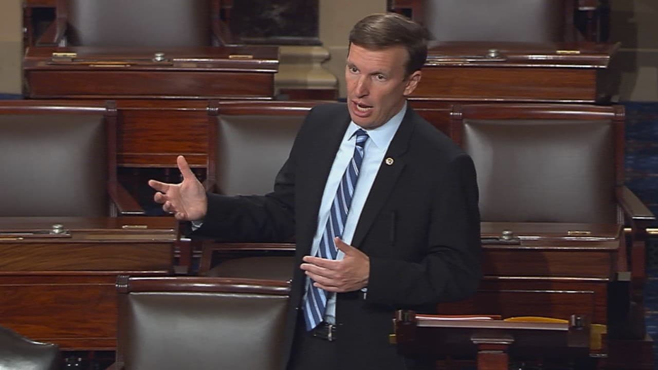 Las emotivas palabras con las que un demócrata logró abrir el debate sobre armas tras 15 horas hablando en el Senado