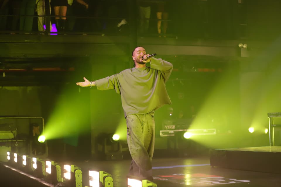 Cientos de radioescuchas de La X96.3 FM en Nueva York, disfrutaron de un concierto privado con J Balvin.