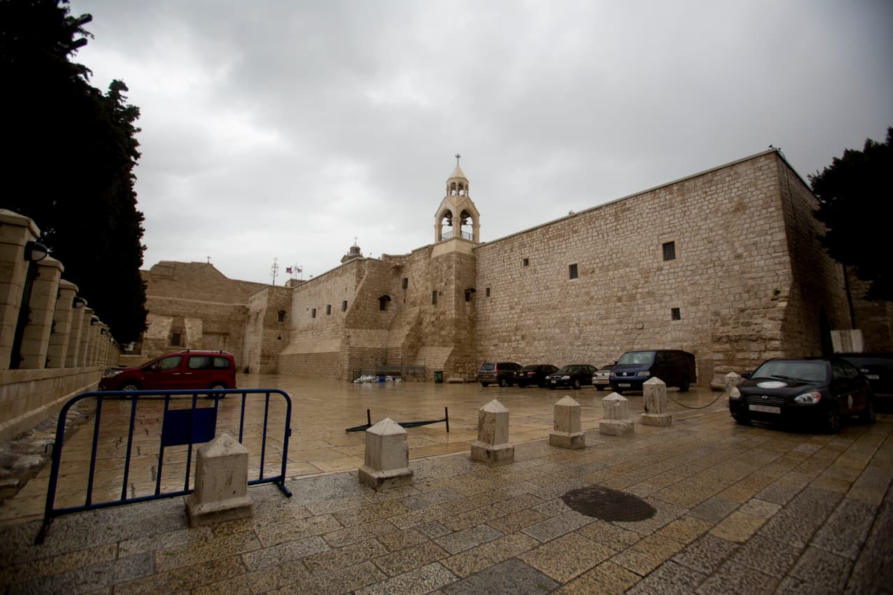 La Iglesia de la Natividad, cerrada como medidas preventivas contra el coronavirus, en Belén, el viernes 6 de marzo de 2020. (AP Foto/Majdi Mohammed)
