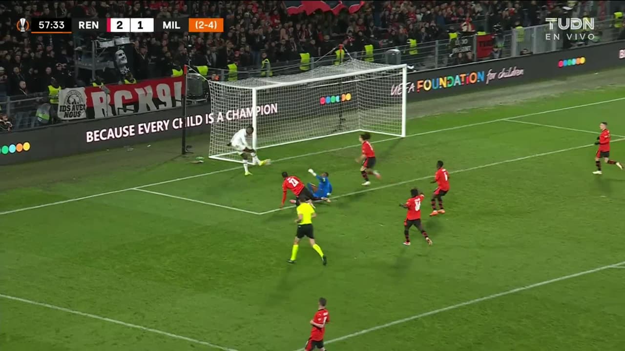 ¡TIRO ATAJADO! disparo por Rafael Leão.