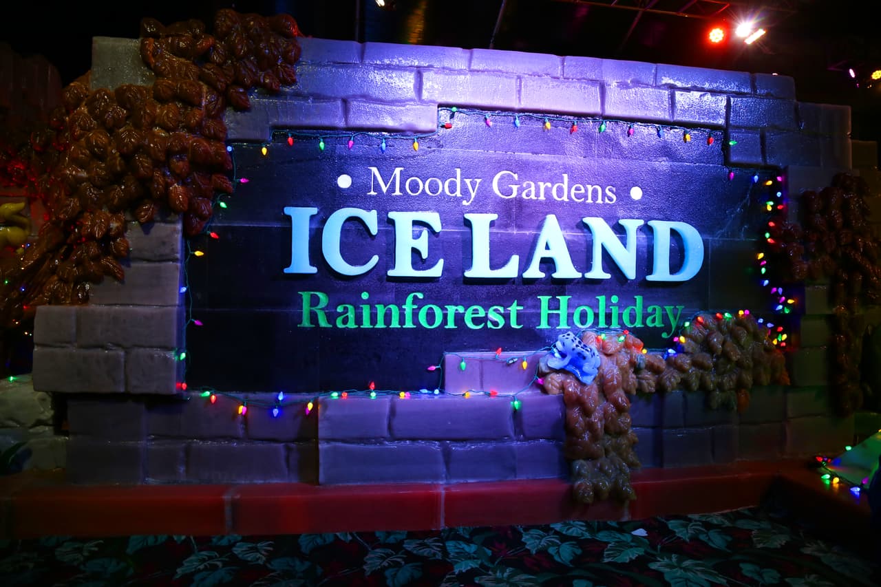 Un Bosque tropical, la cuarta versión de la exhibición navideña de esculturas de hielo en el parque Moody Gardens de la isla de Galveston.