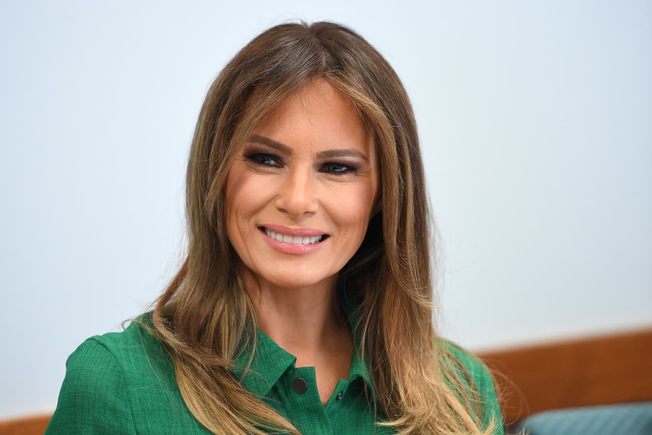 Dso encuestas publicadas esta semana coinciden en que la primera dama, Melania Trump, tiene una favorabilidad del 50%.