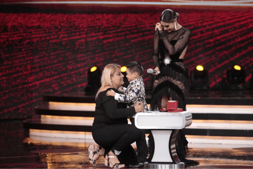 "Mami, te he comprado tu casa", le dijo Giovani a su mamá. Los jueces y Galilea Montijo no pudieron aguantarse las ganas de llorar ante el emotivo momento.