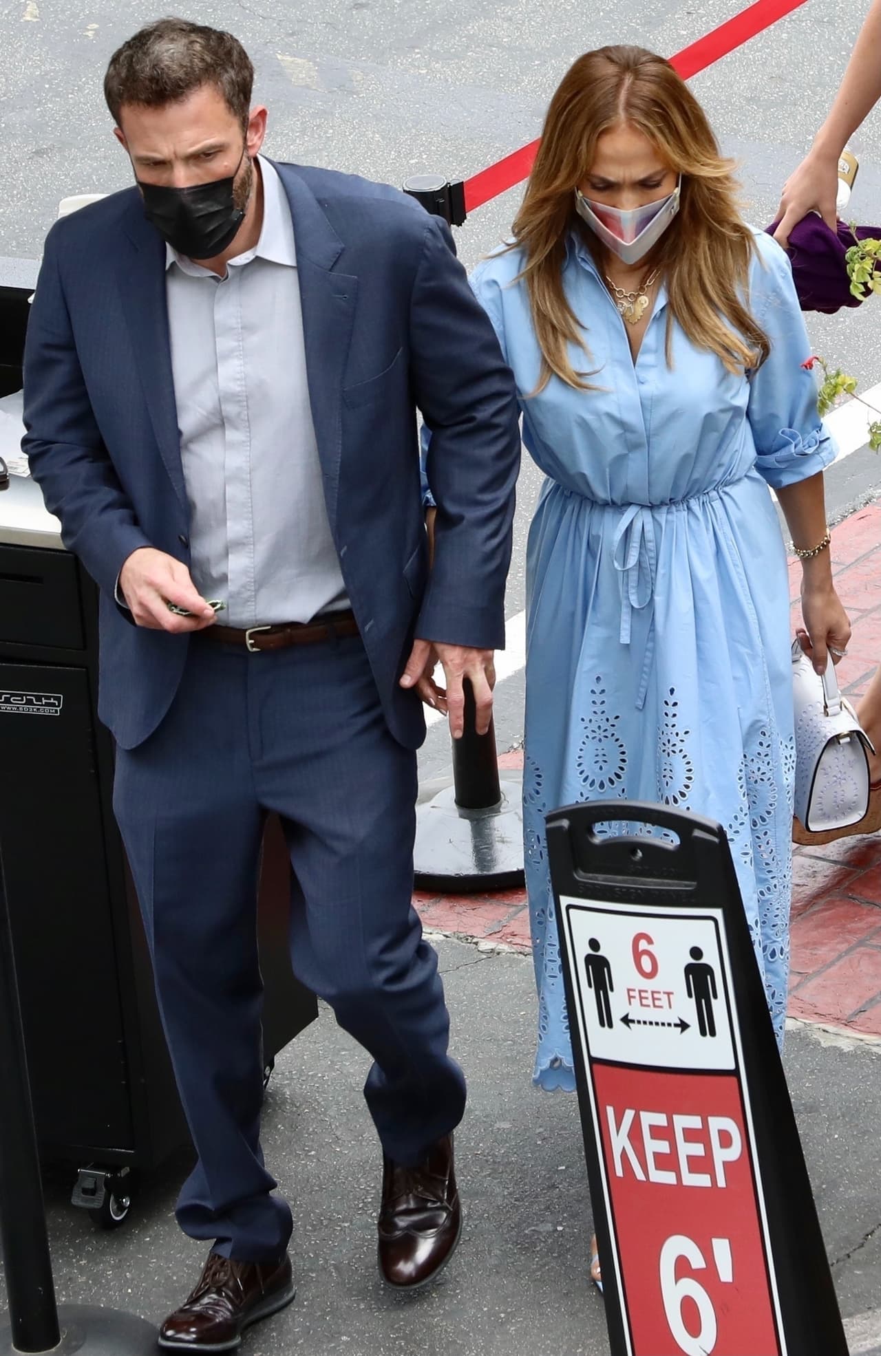 El atuendo lo completó con un bolso 'VSLING', también de Valentino. El accesorio 
<b><a href="https://www.valentino.com/en-us/single-handle-bags_cod16114163150703909.html#dept=" target="_blank">tiene un precio de 3,650 dólares</a></b>, según la tienda en línea de la casa de moda. 
<br>