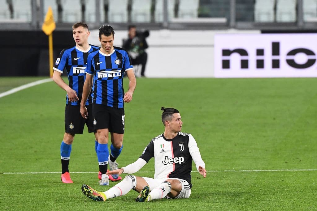 Derriban a Cristiano Ronaldo en tres cuartos de cancha; una de las tantas faltas que recibió el goleador en el Clásico.
