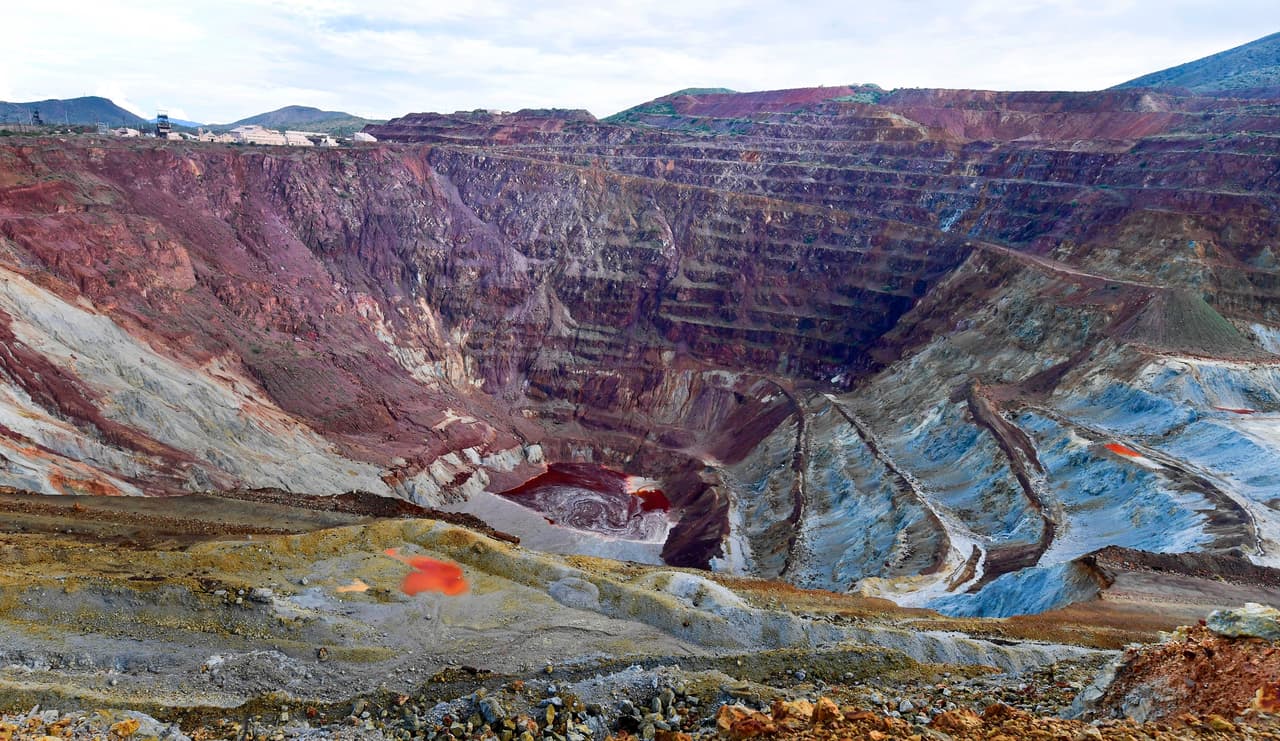 <b>El descubrimiento de cobre, oro y plata</b> en estas tierras convirtió a 
<b>Bisbee, Arizona en una de las ciudades más grandes, ricas y culturalmente diversas en los años 1880.</b>