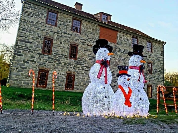 Apodada como “Christmas City USA”, la ciudad es considerada como uno de los mejores lugares para festejar la Navidad.