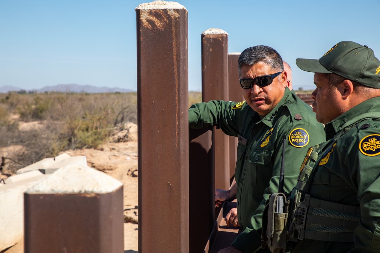 Durante la visita al sector de Yuma, el más ocupado recientemente en la frontera de Arizona, el jefe Ortíz recorrió las áreas por donde están cruzando la mayor cantidad de indocumentados y no hay muro fronterizo.