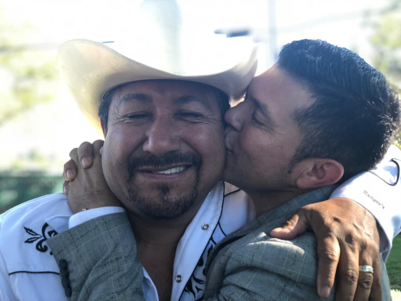 Y, como vemos, también consintió a El Feo con un gran beso. ¡Puro amor!