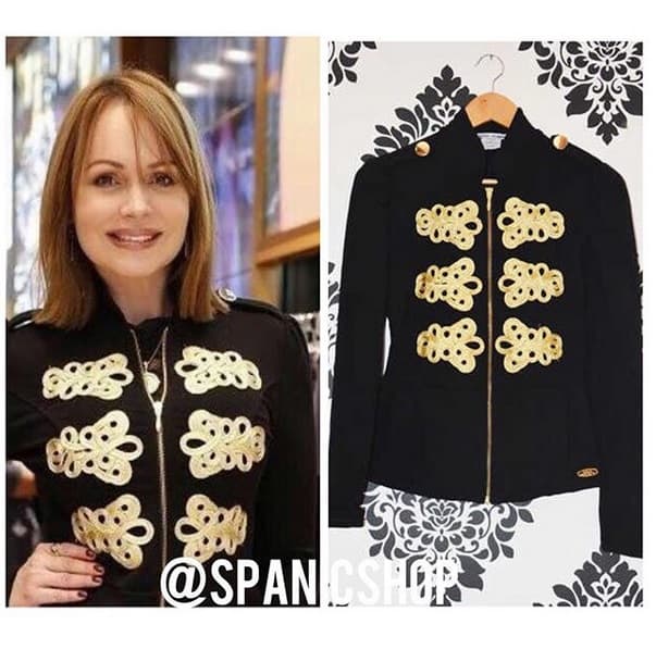 Tanto ropa de diseñador como de vestuario de televisión, la actriz al parecer estar sacando todo del armario.
<br>