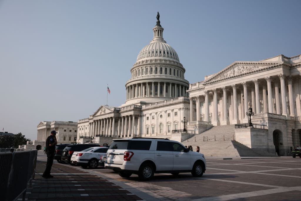 La semana pasada, la dirección de la Policía del Capitolio emitió 
<b>una declaración de emergencia</b> que estará en vigor durante la protesta del sábado y les permitirá tener a su servicio como agentes especiales a miembros de otras fuerzas de seguridad.