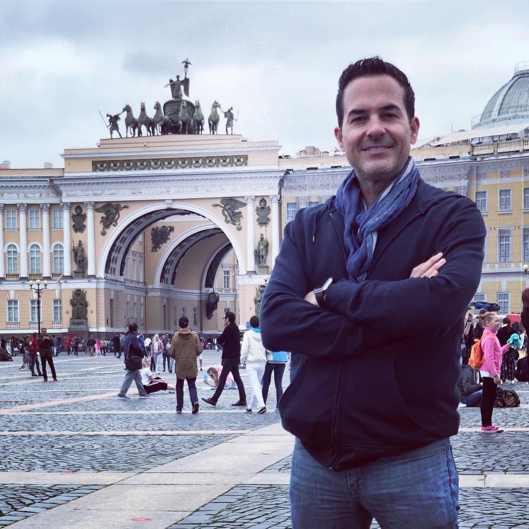 Al conductor mexicano le gusta tomar su mochila y andar por los rincones del mundo a su ritmo, pero en otras ocasiones es su oportunidad de contarle a la audiencia hispana sobre lejanos destinos. Carlos Calderón viajó a Rusia durante el Mundial 2018 para llevarles la información de actualidad al público de Despierta América.
<br>