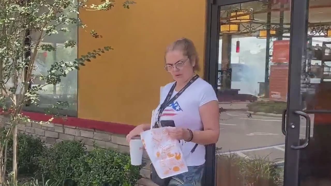 "Vamos agarrados de Dios": Repartidores de comida latinos sufren alza en crímenes y violencia