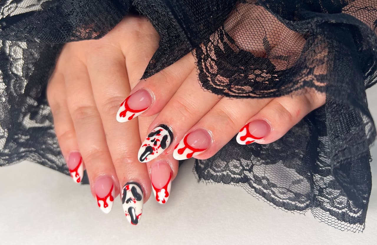Diseño de uñas de 'Scream' para Halloween