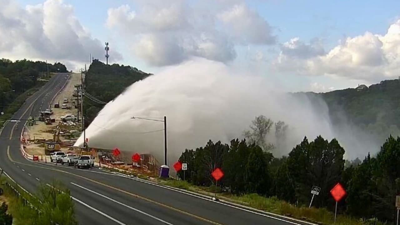 Ruptura de una tubería en Austin provoca gigantesco chorro de agua y cierre de una carretera