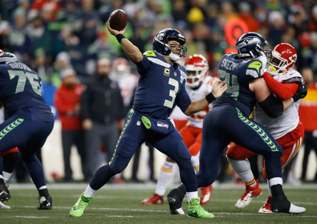 Russell Wilson cosechó 271 yardas tras completar 18 de 29 intentos con tres envíos a la zona final y llega a 34. Lo capturaron en tres ocasiones.