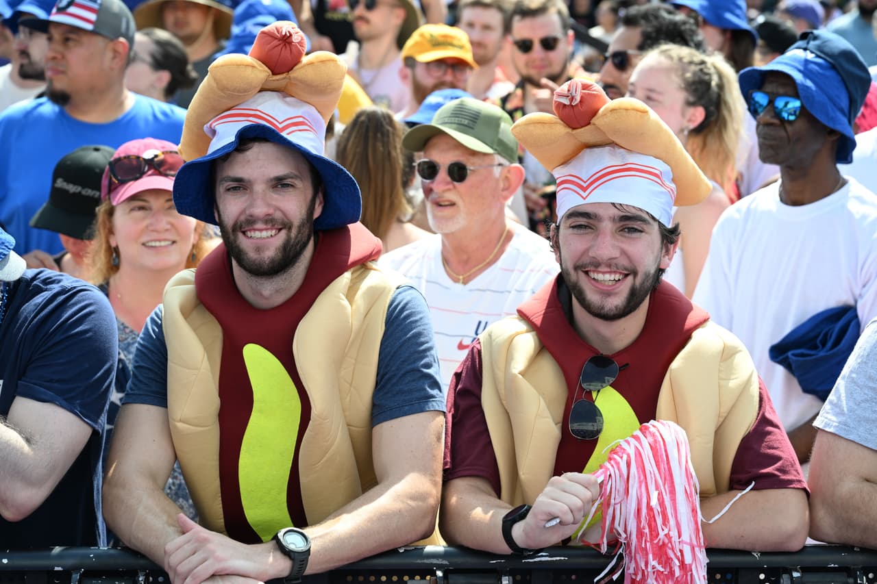 Los espectadores disfrutan el famoso concurso internacional anual, que comenzó en 1972, atrae a miles de espectadores a Nathan's Famous, ubicado en Surf Avenue.