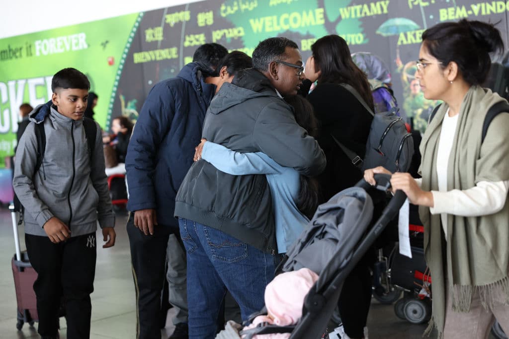 Familias completas se reúnen, llenando el espacio de alegría en la víspera de Acción de Gracias.