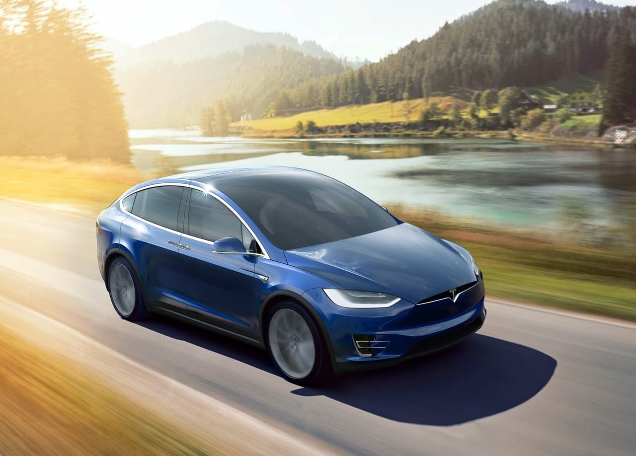 <h3 class="cms-H3-H3">9. Tesla Model X</h3>
<br>
<br>Ensamblado en 
<b>Fremont, California</b>.
<br>
<br>Al igual que sus modelos hermanos, esta SUV eléctrica de lujo se encuentra entre las mejores por su rápida aceleración y autonomía. Así también, cuenta con una cabina espaciosa y características avanzadas.