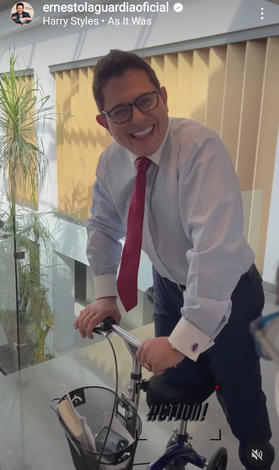 En redes sociales Laguardia ha compartido videos y fotos en los que aparece con dificultades para caminar, por lo que está usando un vehículo sin motor que él llama 'dolly', por su parecido con una herramienta que se usa en los sets para grabar escenas con movimiento fluido.