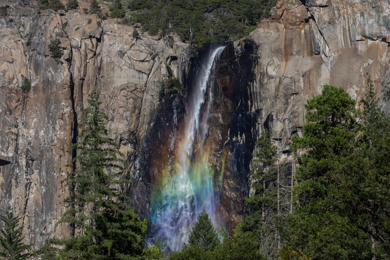 Al interior del 
<b><a href="https://www.univision.com/local/fresno-kftv/parque-nacional-yosemite-reabre-sus-puertas-a-partir-de-este-jueves-video">Parque Nacional Yosemite,</a></b> a una hora al norte de 
<b><a href="https://www.univision.com/local/fresno-kftv/conoces-siete-lugares-interesantes-para-visitar-en-fresno">Fresno,</a></b> una serie de cascadas se pueden apreciar durante esta época. La fotografía fue tomada el pasado 6 de julio y corresponde a la 
<b>cascada de agua Bridalveil,</b> o en español 'velo de novia'.
<br>La cascada Bridalveil tiene una altitud de 615 pies y el sendero para llegar a ella es de una milla.