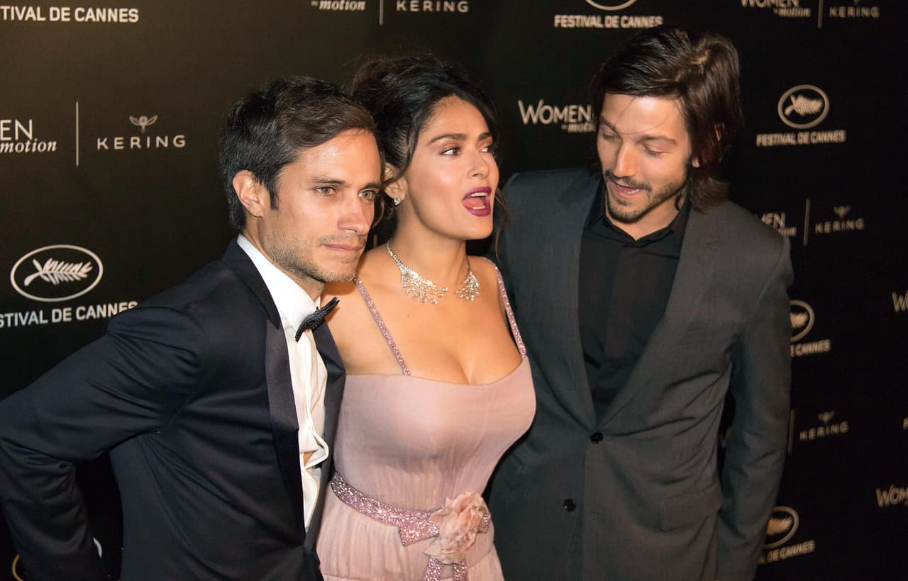 OMG! Diego Luna no aguantó más y miró de manera indiscreta el sensual escote de su compatriota.