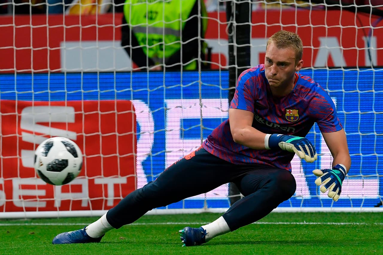 El holandés Jasper Cillessen tiene a Inglaterra encima suyo. Si antes se conoció el interés del Liverpool por el del Barcelona, pues ahora aparecieron Arsenal y Chelsea para tener sus servicios.