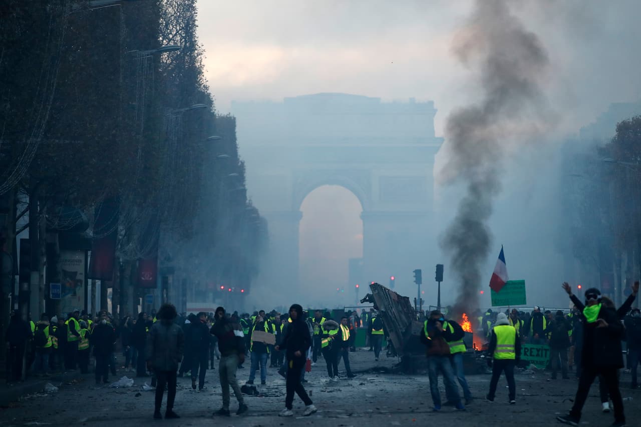 Los manifestantes invaden la avenida de los Campos Elíseos en París para descargar su rabia contra los aumentos al precio del combustible y contra la administración de Emmanuel Macron. AP/Christophe Ena.